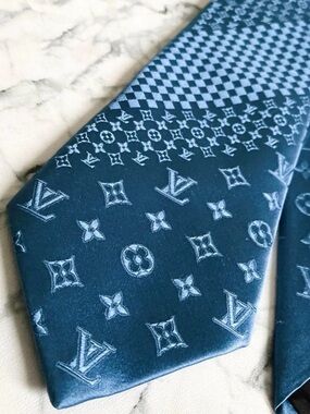 🔥LV HOLIDAY 26’🔥💯🆕AUTH ICONIC LOUIS VUITTON BRIGHT BLUE MONOGRAM MIX MOTIF TIE🔥